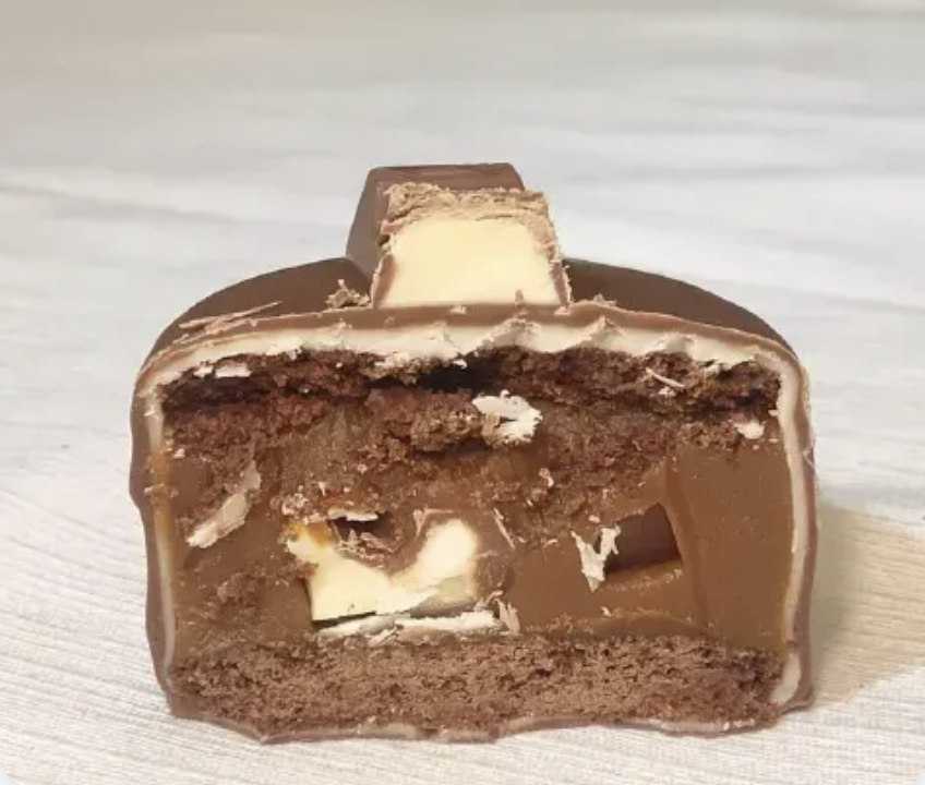 Masas de chocolate, relleno de dulce de leche con un corazón de barra kinder, baño de chocolate negro semi amargo.