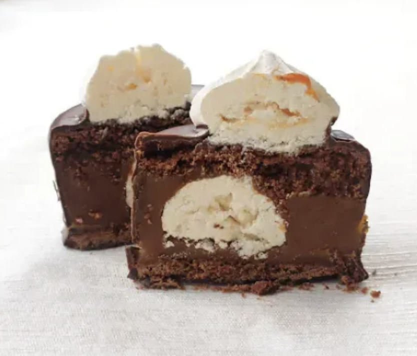 Chocolate, relleno de dulce de leche con corazón de merengue, baño de chocolate negro semi amargo.